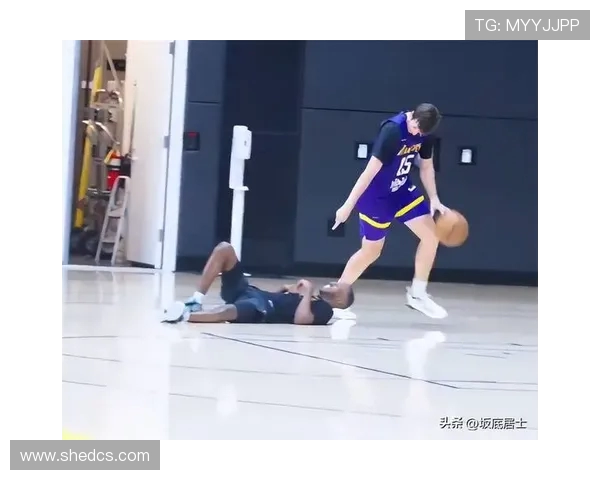 里夫斯背身运球晃倒助教并疯狂指指点点嘲讽场面引发热议 里夫斯背身运球晃倒助教并疯狂指指点点嘲讽场面引发热议